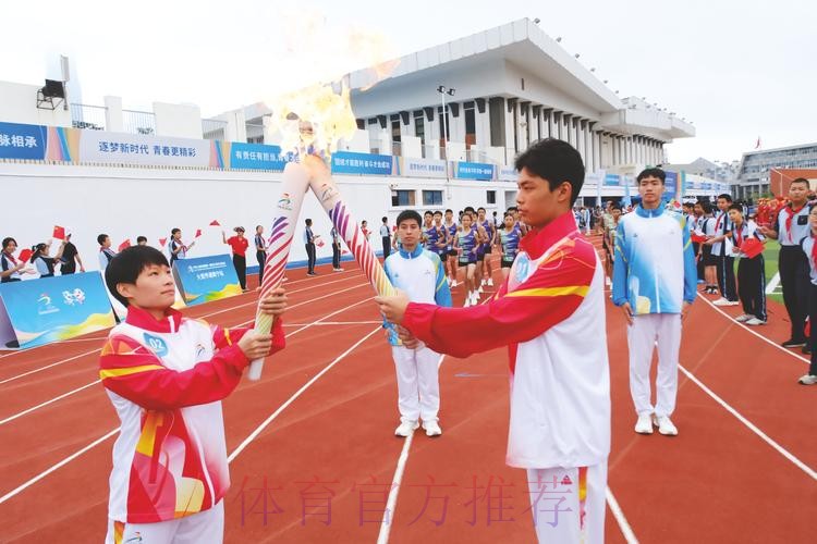 粤港澳三地火炬手接力点燃“同心之火”